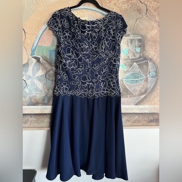 Tadashi Shoji Fit & Flare Cocktail “SOKOTO” DRESS outlined embroidered Peonies - Picture 4 of 13